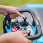 Ferngesteuerter elektrischer Raupenrasenmäher KOHAM KH-LM8023B für Hangneigungen bis zu 45°