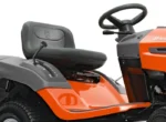 Husqvarna Rasentraktor TC 138L Winterpaket mit Schneeschild, Gummileiste, Gewicht und Schneeketten – Modell 2023