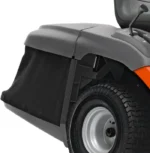 Husqvarna Rasentraktor TC 138L Winterpaket mit Schneeschild, Gummileiste, Gewicht und Schneeketten – Modell 2023
