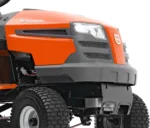 Husqvarna Rasentraktor TC 138L Winterpaket mit Schneeschild, Gummileiste, Gewicht und Schneeketten – Modell 2023